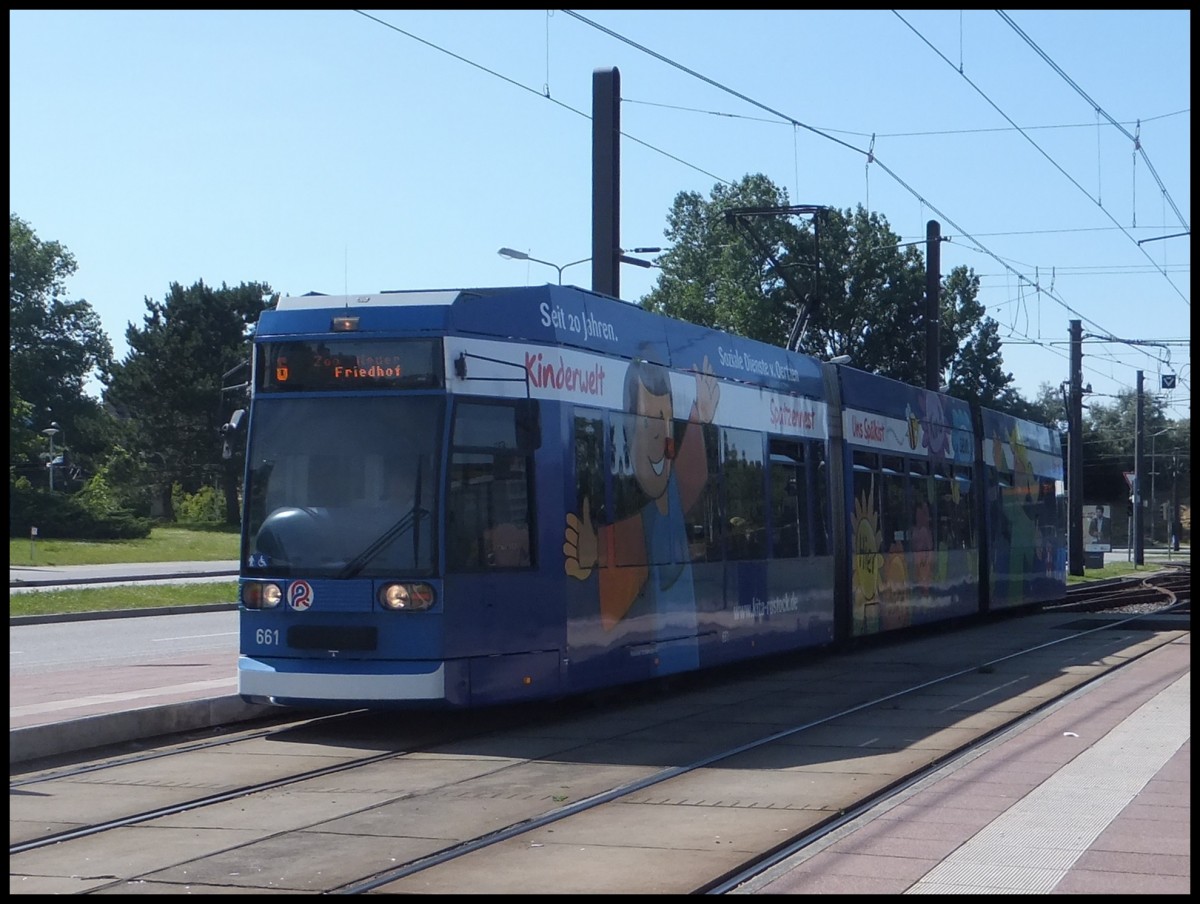 Moderne Straenbahn in Rostock.