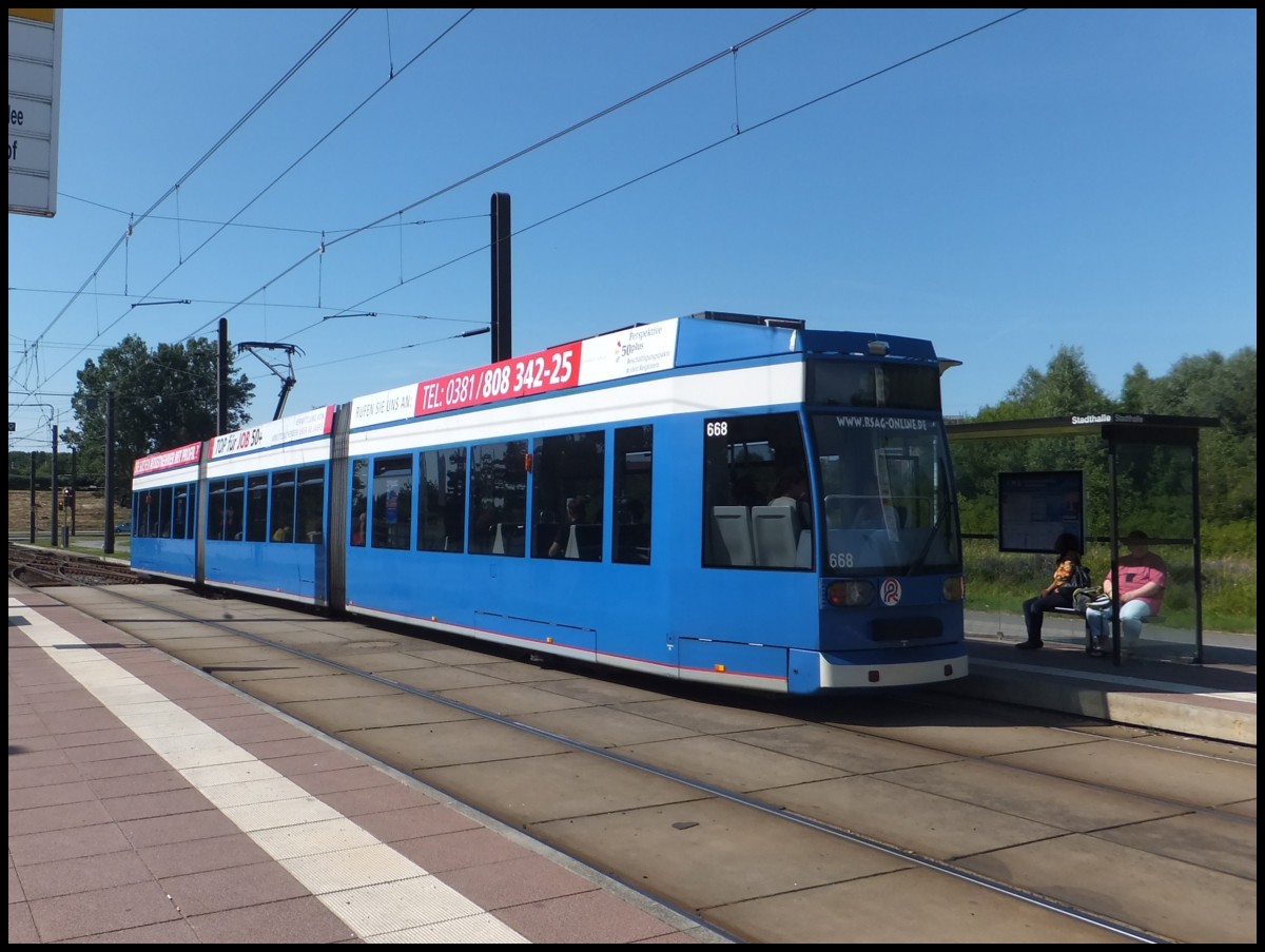 Moderne Straenbahn in Rostock.