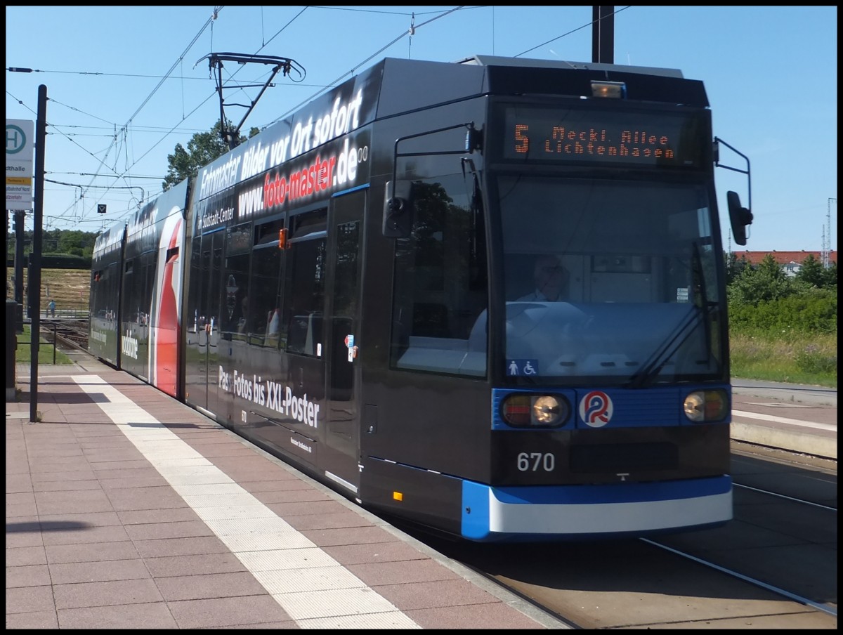 Moderne Straenbahn in Rostock.