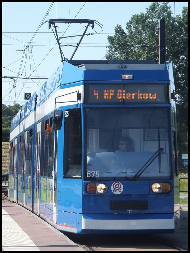 Moderne Straenbahn in Rostock.