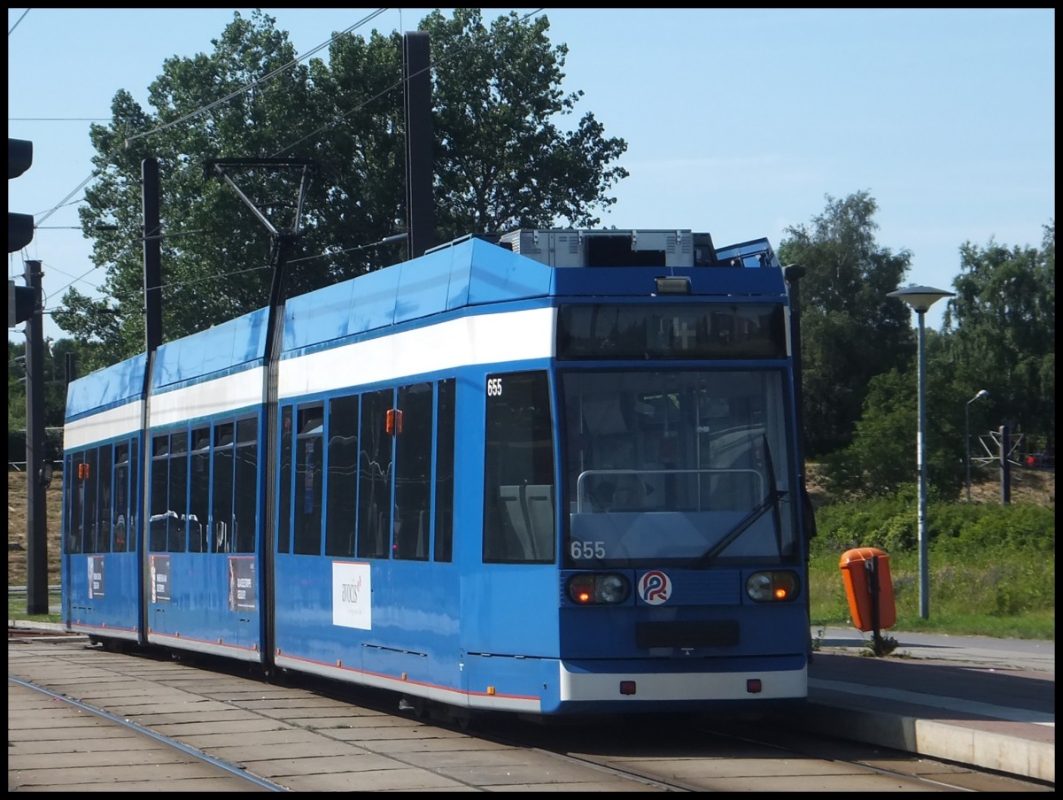 Moderne Straenbahn in Rostock.