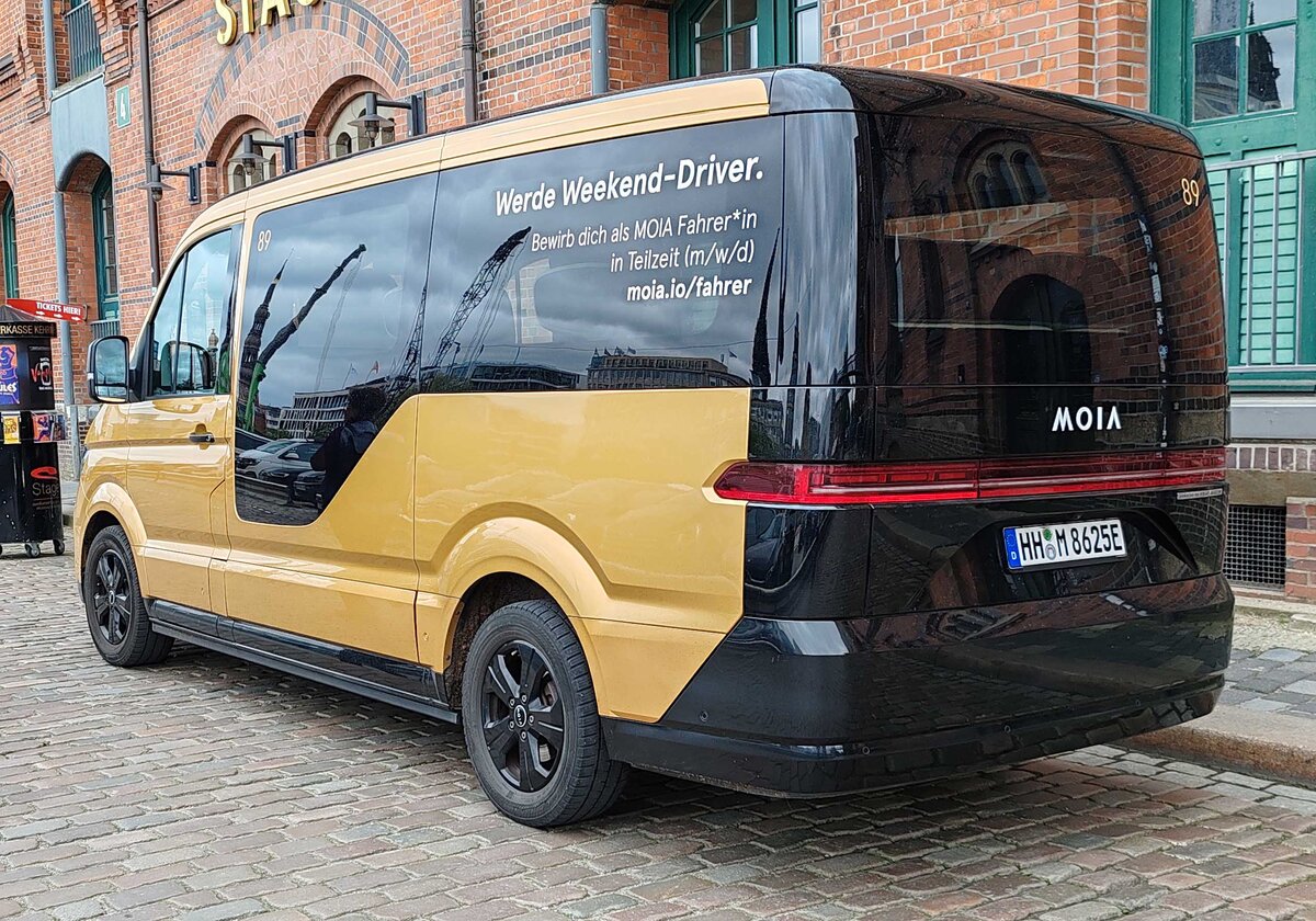 =Moia-Kleinbus steht im Mai 2024 in der Hamburger Hafencity