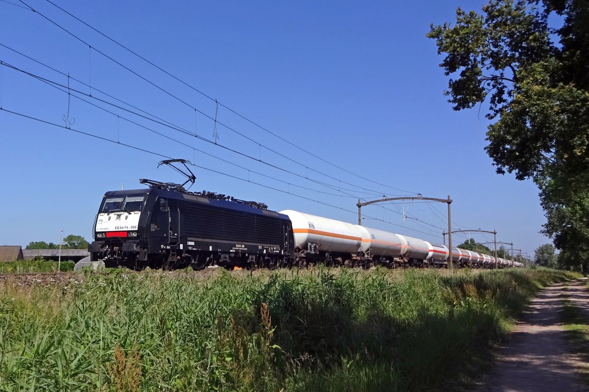 MRCE 189 098 schleppt ein Kesselwagenzug durch Oisterwijk am 28 Juni 2019.