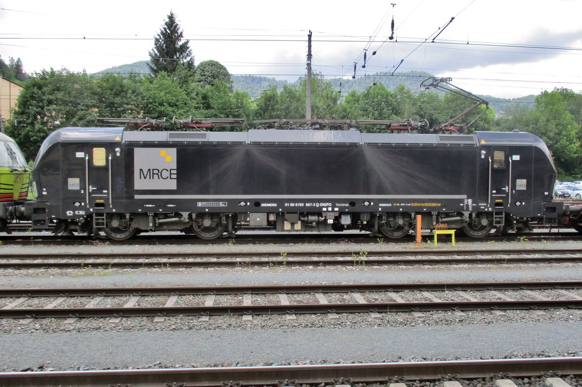 MRCE 193 667 steht am 18 Mai 2018 in Kufstein.