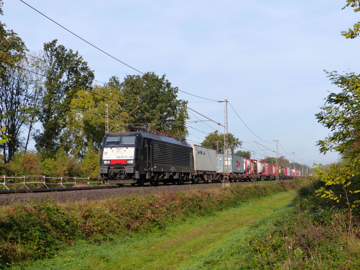 MRCE loc 189 283-5 bei Bahnbergang Haagsche Strasse, Elten Deutschland 30-10-2015.

MRCE loc 189 283-5 verhuurd aan CTL met een containertrein nadert de overweg Haagsche Strasse, Elten, Duitsland 30-10-2015.