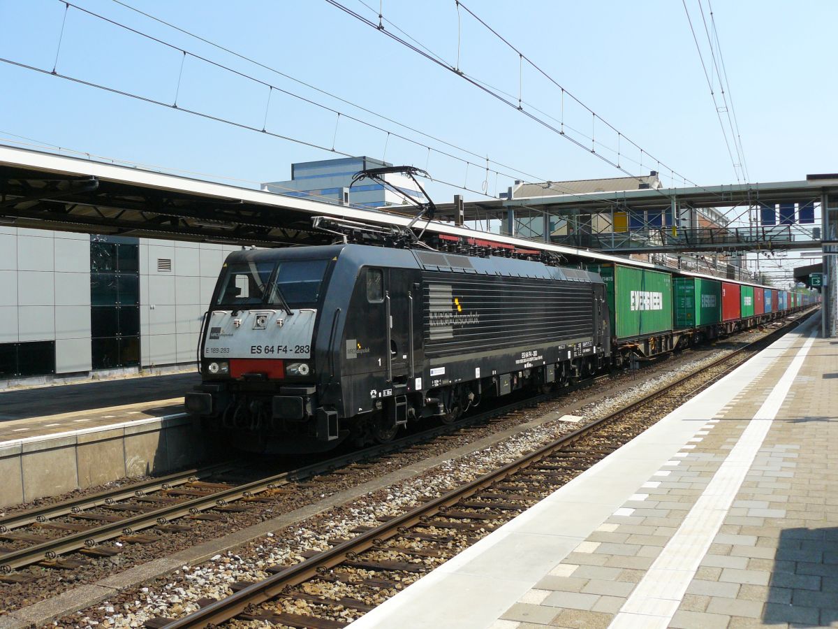 MRCE Lok 189 283-5 mit Containerzug. Gleis 1 Dordrecht, Niederlande 12-06-2015.

MRCE loc 189 283-5 verhuurd aan CTL met containertrein. Spoor 1 Dordrecht, Nederland 12-06-2015.