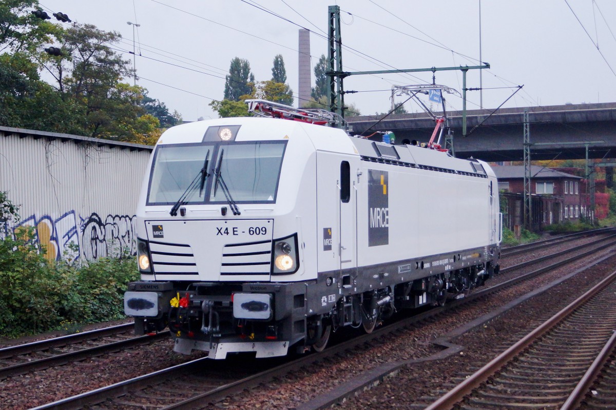 MRCE: Mit etwas Fotografenglck konnte am 14. Oktober 2015 die nigelnagelneue noch schneeweisse MRCE X4 E-609 in HAMBURG HARBURG als Lokzug verewigt werden.
Foto: Walter Ruetsch