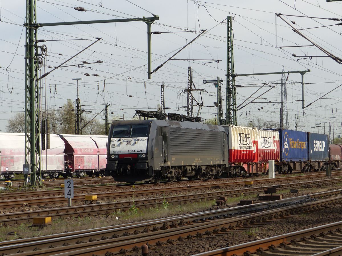 MRCE (Mitsui Rail Capital Europe) Lok 189 093-8 Gterbahnhof Oberhausen West 31-03-2017.

MRCE (Mitsui Rail Capital Europe) loc 189 093-8 goederenstation Oberhausen West 31-03-2017.