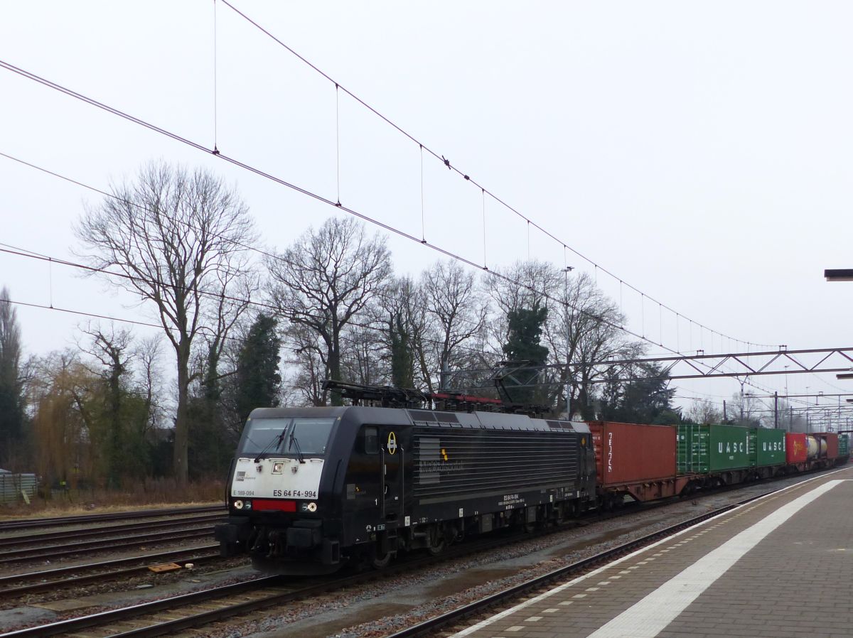 MRCE (Mitsui Rail Capital Europe) Lok 189 094 mit G�terzug Gleis 6 Dordrecht, Niederlande 16-02-2017.

MRCE (Mitsui Rail Capital Europe) loc 189 094 met een containertrein spoor 6 Dordrecht (NL) 16-02-2017.