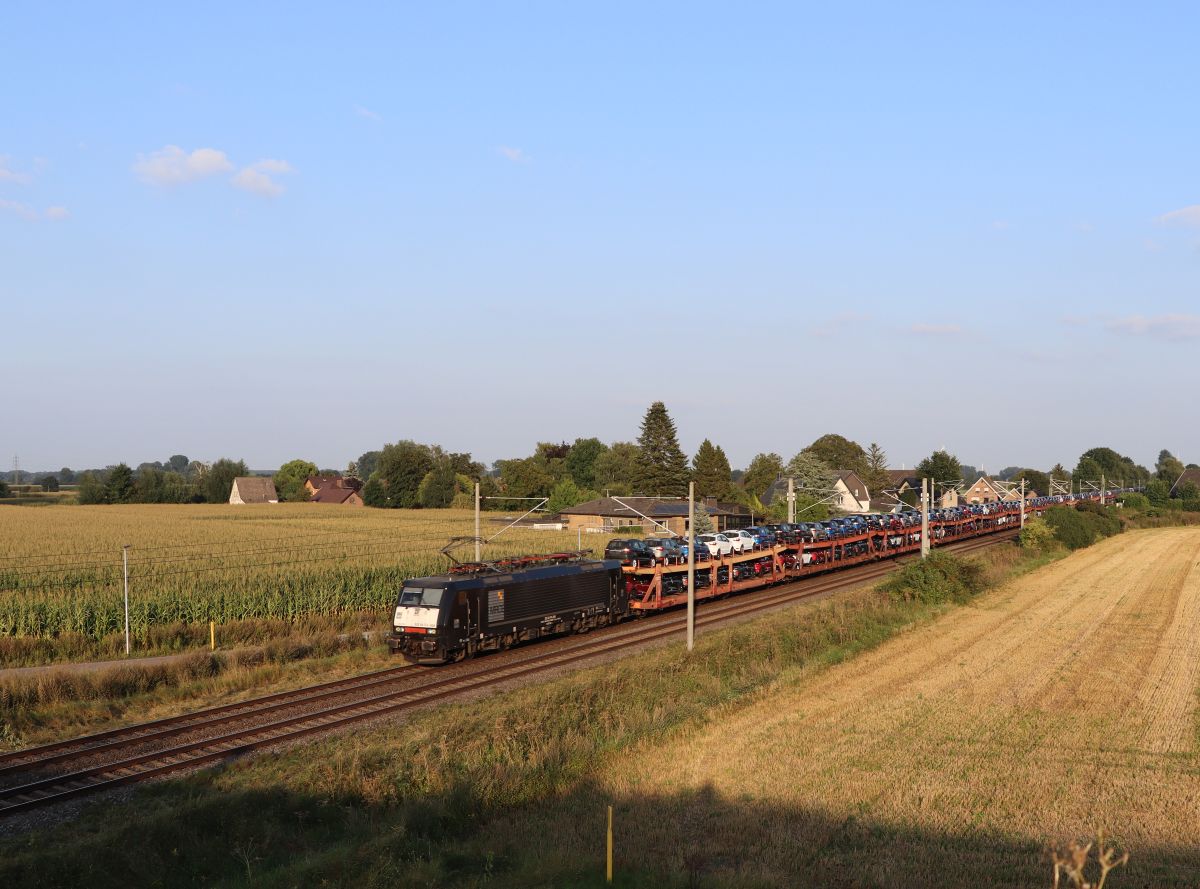 MRCE (Mitsui Rail Capital Europe) Lokomotive 189 094-6 Baumannstrasse, Praest bei Emmerich am Rhein 02-09-2021.

MRCE (Mitsui Rail Capital Europe) locomotief 189 094-6 Baumannstrasse, Praest bij Emmerich 02-09-2021.