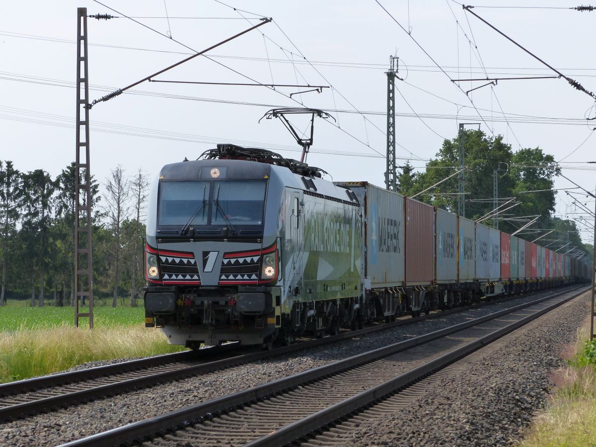 MRCE Vectron Lokomotive 193 623-6 (91 80 6193 623-6 D-DISPO)  Sharky  vermietet an RFO (Rail Force One). Wasserstrasse, Hamminkeln bei Emmerich am Rhein 18-06-2021.

RFO (Rail Force One) gehuurd van MRCE Vectron locomotief 193 623-6 (91 80 6193 623-6 D-DISPO) met de bijnaam  Sharky  Wasserstrasse, Hamminkeln, Duitsland 18-06-2021.