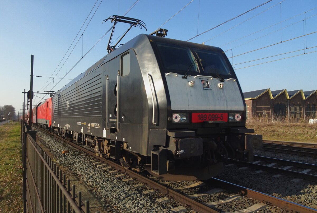 MRCE/DB 189 099 zieht ein Kohlezug durch Blerick am 5 März 2022.