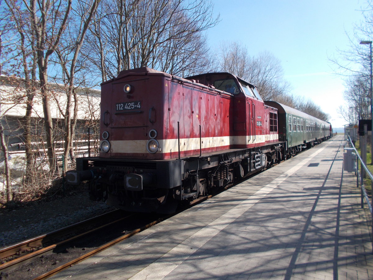 MTEG 112 425 am menschenleeren Bahnsteig in Lauterbach Mole am 27.Mrz 2017.