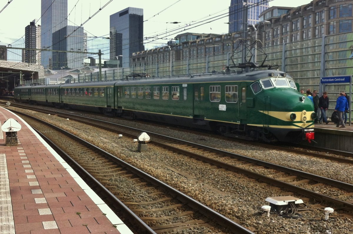 Museumstriebzug 766 steht am 26 Mrz 2017 in Rotterdam Centraal.