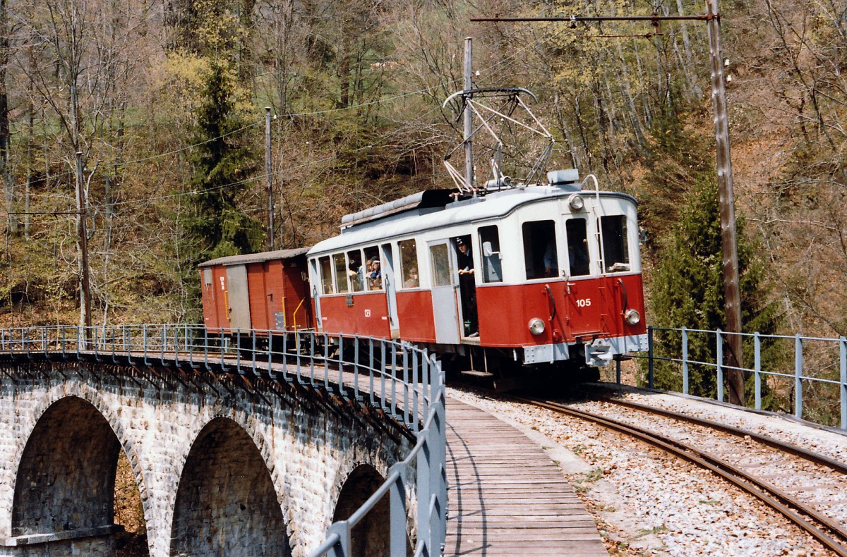 MVR/CEV: Der BDe 4/4 105 (1913) mit einem K-Wagen erinnerte im Mai 1986 auf dem Viadukt ber die Baye de Clarens an den 1966 ersatzlos gestrichenen CEV-Streckenabschnitt Blonay-Chamby, der nun an Wochenenden von der Museumsbahn Blonay-Chamby betrieben wird.
Foto: Walter Ruetsch  