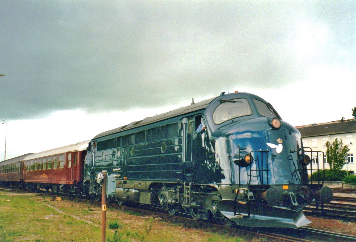 MY 1135 bringt am 23 Mai 2004 ein Sonderzug nach Langöo in Randers. 