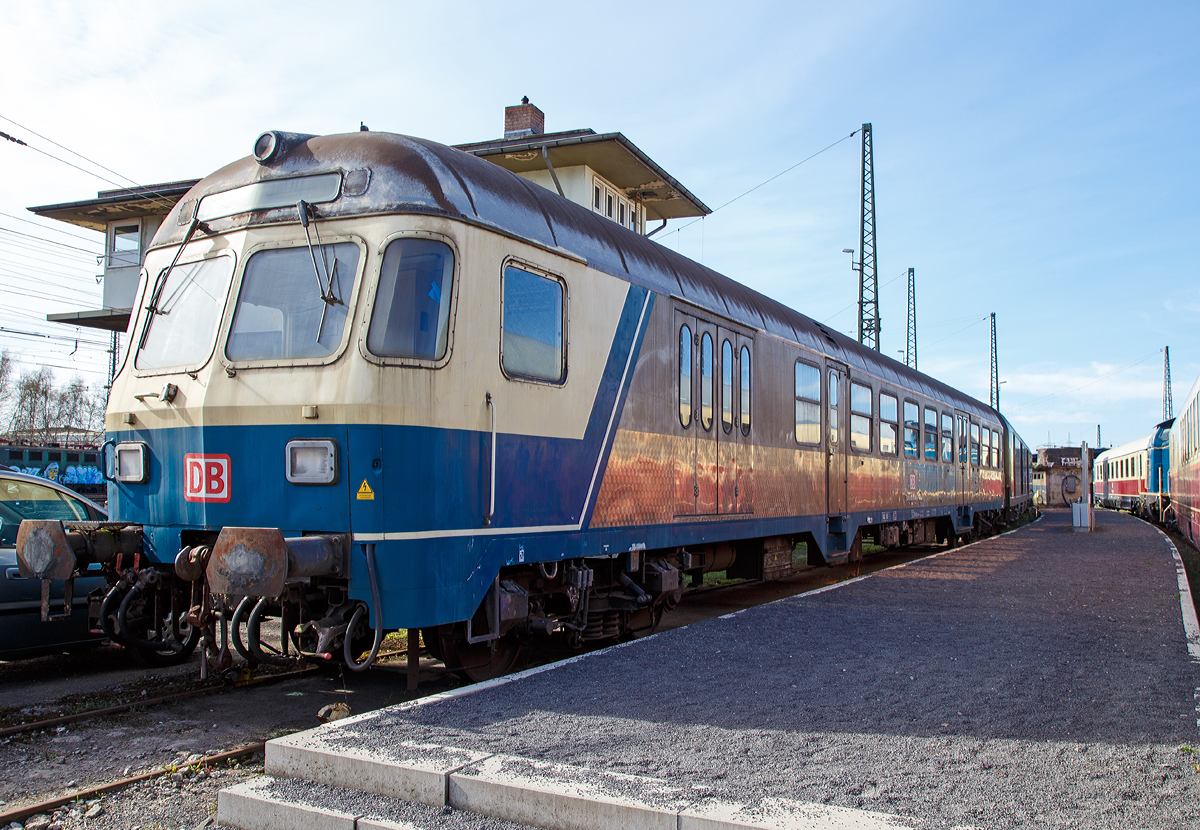 
n-Wagen bzw.  Silberling -Nahverkehrs-Steuerwagen 2. Klasse  Karlsruher Kopf“ BDnrzf 740.2 (D-DB 50 80 82-34 083-9) am 25.03.2017 im DB Museum Koblenz-Ltzel.

TECHNISCHE DATEN: 
Spurweite: 1.435 mm 
Lnge ber Puffer:  26.400 mm
Wagenkastenlnge:  25.800 mm
Wagenkastenbreite:  2.825 mm
Hhe ber Schienenoberkante:  4.050 mm
Drehzapfenabstand:  19.000 mm
Achsstand im Drehgestell:  2.500 mm
Drehgestellbauart:  Minden-Deutz 432
Leergewicht:  33 t
Hchstgeschwindigkeit:  140 km/h
Abteile:  2 Grorume 2. Klasse und 1 Gepckraum
Toiletten:  1
Bremsbauart:  KE-GPR-A-mZ (D)
Heizungsbauart:  ElHzs
Energieversorgung:  Zentrale Energieversorgung aus der Zugsammelschiene
Batterien:  120 V, 110 Ah (Versorgung Fhrerraum) und 24 V, 150Ah (Versorgung briger Einrichtungen)
Baujahre:  1972 bis 1977
Hersteller:  AW Karlsruhe