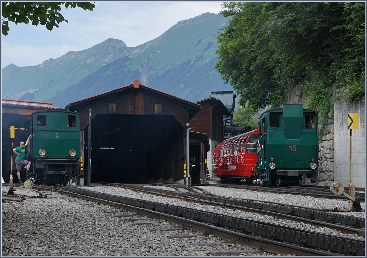 Nach der Ankunft unseres Zuges konnte ich die Kohlebefeuerte H 2/3 N 6 und die ausfahrende H 2/3 N 15 vom Bahnsteig aus aufnehmen. 
8. Juli 2016