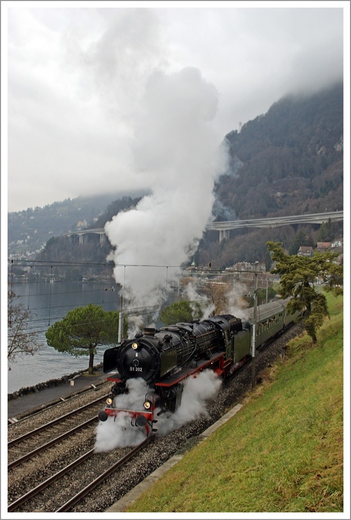 Nach dem kurzen Signalhalt war dann die Anfahrt der  Pacific  01 202 ein ganz besonderer Genuss! Bei Villeneuve, 18. Jan. 2014. 
Aufnahme und Copyright Stefan Wohlfahrt
