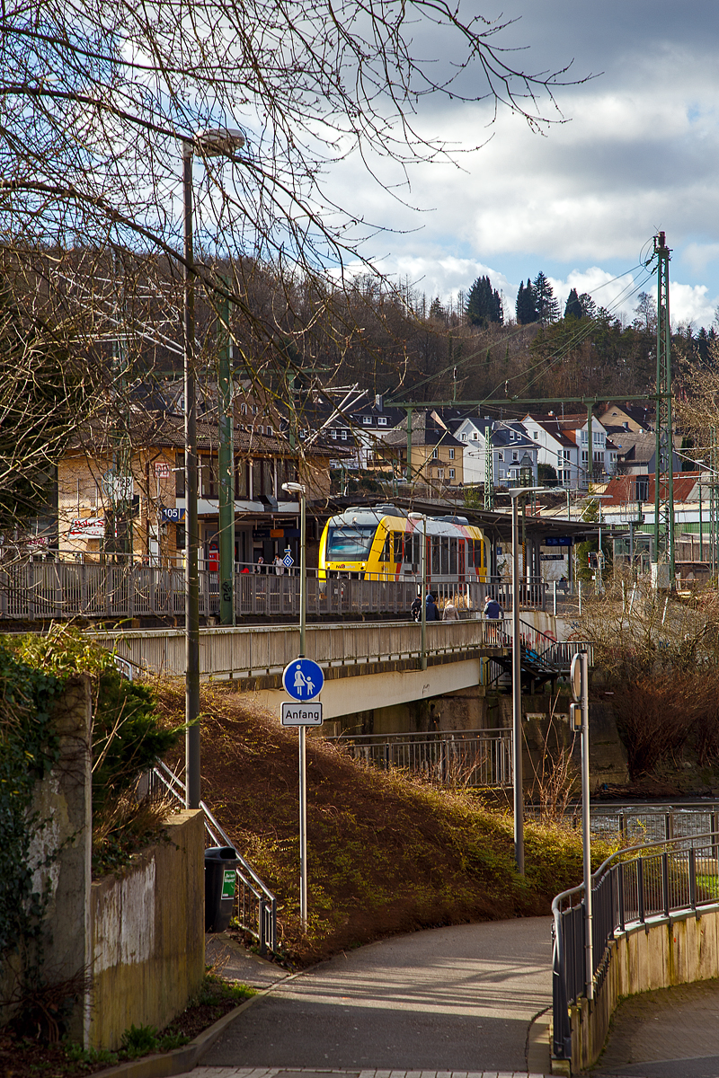 Nach dem Orkan „Ylenia“ am 16./ 17.Februar kam dann am 18. Februar 2022 der  Orkan „Zeynep“, der noch etwas heftiger, ab dem Nachmittag bis in die frühen Morgenstunden des 19.02. lobte. Der Bahnverkehr wurde in der Region schon nachmittags eingestellt. Am Morgen des 19.02. lief der Bahn-Regionalverkehr wieder langsam an. Es gab aber noch viele Ausfälle, wobei nach und nach lief es wieder normal. Aber das Nächste Sturmtief soll uns morgen Nacht wieder eerreichen..... 

Hier ist der VT 205 Abp (95 80 0640 105-2 D-HEB), in Alstom Coradia LINT 27 der HLB (Hessische Landesbahn) am 19.02.2022, als RB 90  Westerwald-Sieg-Bahn  (Au/Sieg - Siegen) in den Bf Betzdorf (Sieg) eingefahren. Unten rechts kann man die Sieg erkennen, die mächtig viel Wasser führt, aber zum Glück ist das noch kein Hochwasser.
