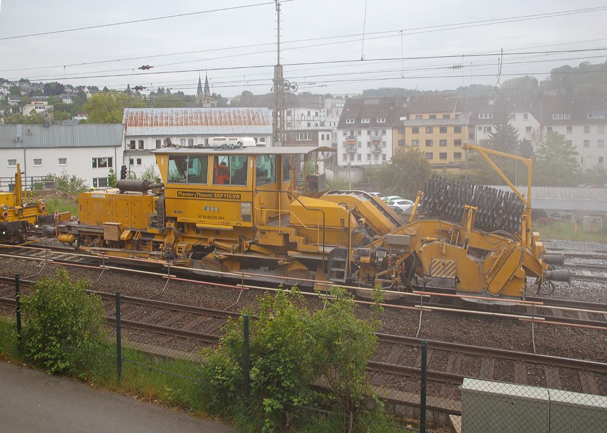 
Nach dem Stopfen folgt meist der Schotterplug....
Die Plasser & Theurer Schotterverteil- und Planiermaschine SSP 110 SW (Schweres Nebenfahrzeug Nr. 97 16 40 575 18-1) der DGU (Deutsche Gleisbau Union) am 16.05.2015 im Einsatz in Siegen zwischen Hauptbahnhof und Siegbrücke.

Die Schotterverteil- und Planiermaschine wurde 2002 von Plasser & Theurer unter der Fabriknummer 717 gebaut und an Reisse Bau GmbH geliefert, zwischenzeitlich war sie Struton Rail GmbH, nun ist sie bei der DGU angelangt.