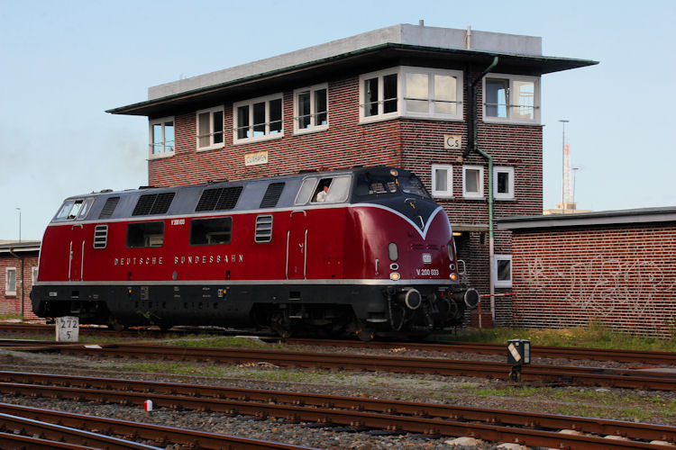 Nach dem Tanken Fuhr die V200 033 wieder zum Wagenpark um Ihn wieder in den Bahnhof zu Schieben. Dabei fuhr sie auch am Stellwerk Cuxhaven vorbei wo sie auch eine Gute Figur machte.

Weitere Bilder auf www.bahnfotokiste.com