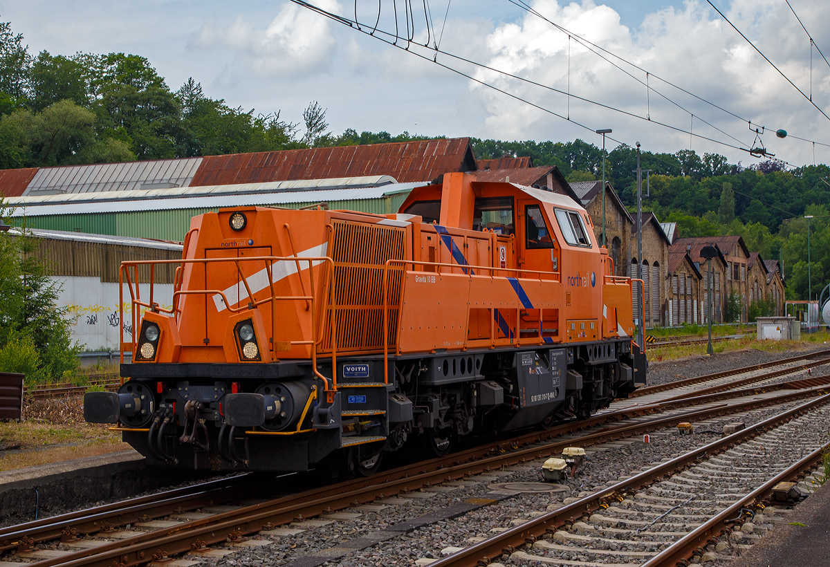 
Nach dem Tanken muss wieder rangiert werden....
Die an die Hering Bahnbau vermietete 261 310-7  Emma  (92 80 1261 310-7 D-NRAIL), eine Voith Gravita 10 BB der northrail GmbH, am 09.06.2020 in Betzdorf (Sieg).

Die Gravita 10 BB wurde 2012 Voith in Kiel unter der Fabriknummer L04-10011 gebaut.