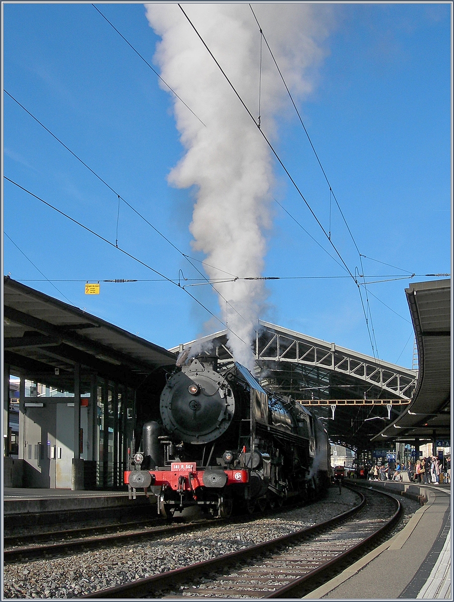 Nach dem tollen Gottharddampf von letzten Samstag verwhnte mich heute eine weitere Dampflok mit ihrer Erscheinung: die SNCF 141 R 568 kam von Vallorbe nach Lausanne um mit ihrem langen Sonderzug nach einem halbstndigen Aufenthalt Richtung Bern weiter zu fahren. 28. Okt. 2017