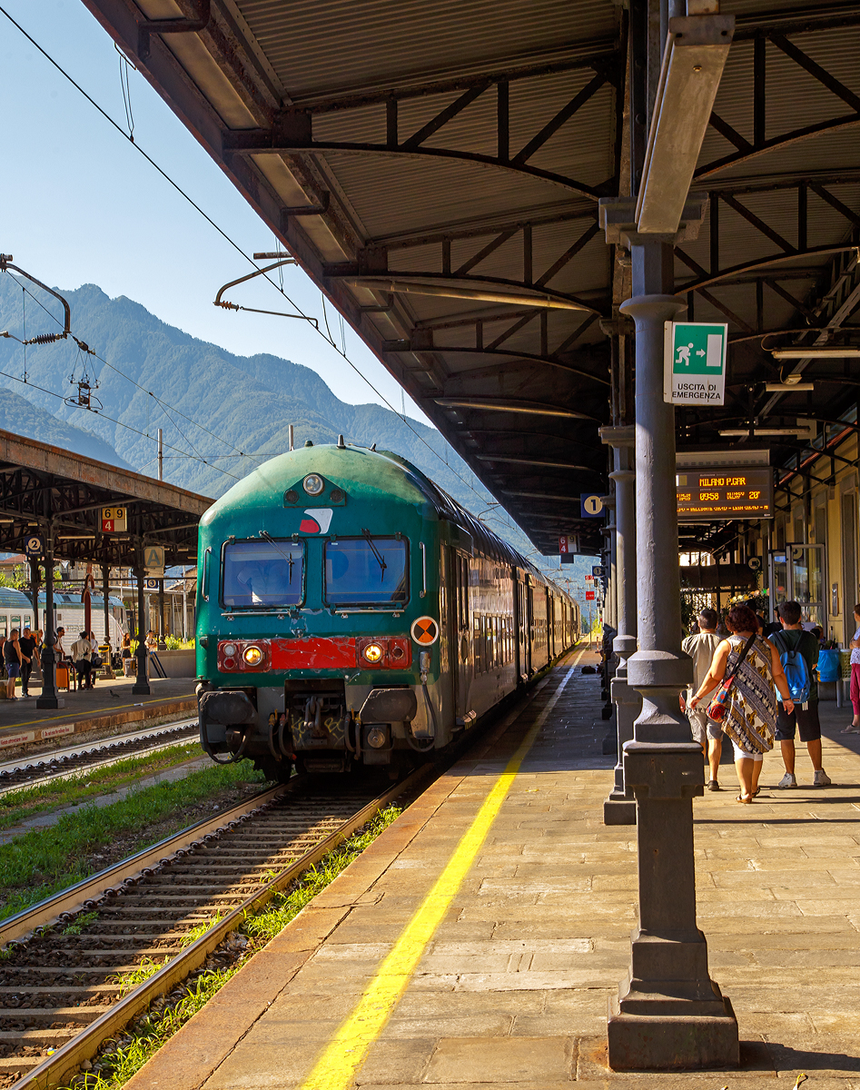 
Nach dem unser eigentlicher RE nach Milano Porta Garibaldi (wir wollten mit bis Arona) wegen einem Defekt nicht fuhr, wurde ca. 20 Minuten später dieser bereitgestellt. 
Steuerwagenvoraus fährt am 04.08.2019 der Trenord-Regionalzug in den Bahnhof Domodossola und wird als RE nach Milano Porta Garibaldi bereitgestellt.
