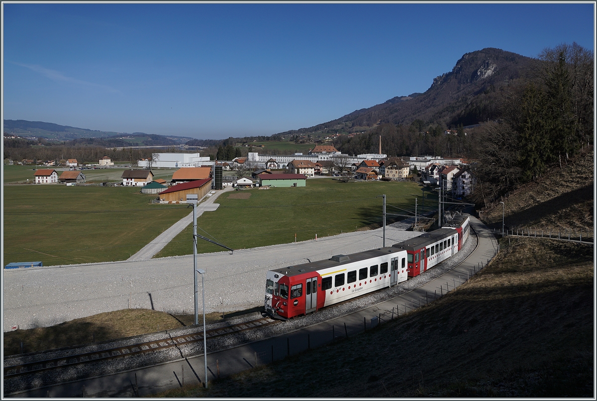 Nach einem kurzen Aufenthalt in Broc Fabrique fhrt der TPF Meterspurzug, bestehend aus dem nun fhrenden ABt 223, dem Bt 224 und dem schiebenden Be 4/4 124 wieder nach Bulle zurck. 2. Mrz 2021