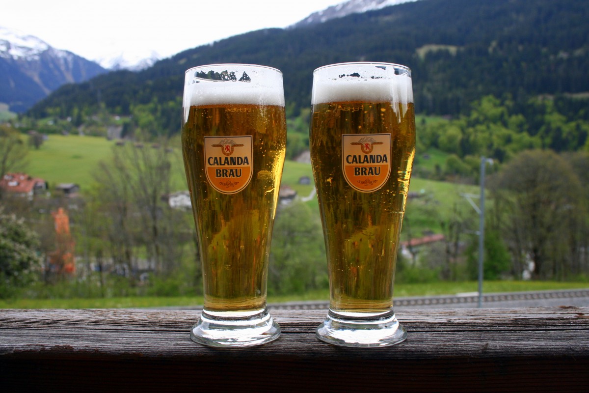 Nach erfolgreicher Fotojagd im Revier der RhB erholten wir uns auf dem Balkon unserer Unterkunft in Klosters Dorf (natürlich auch mit Blick auf die Eisenbahn) mit einem einheimischen Erfrischungsgetränk (nicht nur) am 17.05.2014.