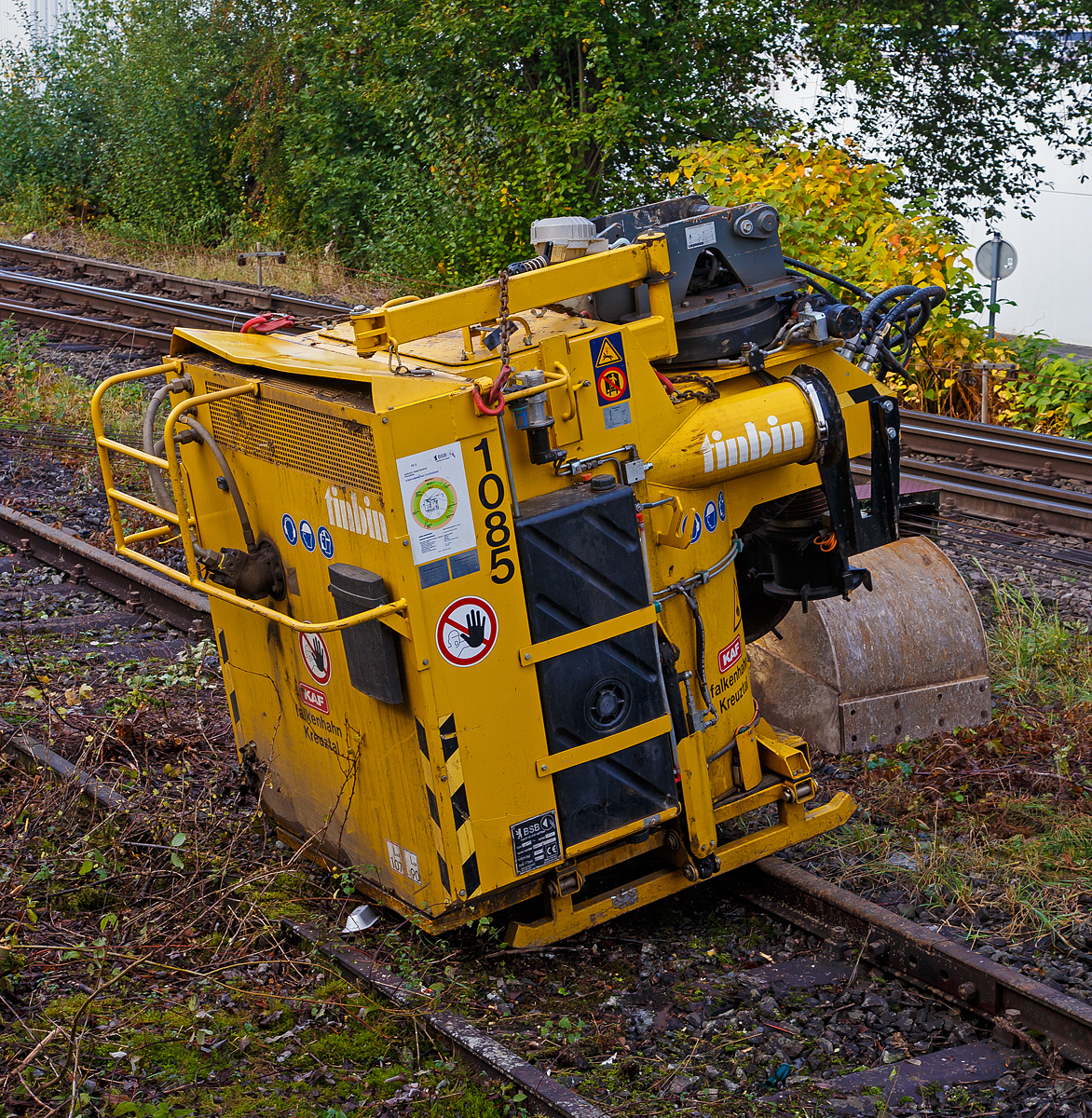 
Nach der erledigten Arbeit ist der BSB Baggeranbausauger für den Tief- und Gleisbau „tinbin TC2“ der KAF Falkenhahn Bau AG (Kreuztal) am 13.10.2020 in Herdorf neben dem Gleis abgelegt.

Die Vorteile: 
- Beseitigung der schweren und langwierigen Handschachtung-
- Keine Beschädigungen von Versorgungsleitungen 
- Absetzen des Aushubs ist sowohl auf LKW als auch an Ort und Stelle möglich
- umweltschonendes Arbeiten dank geringer Lärmemission  
- drehbares Saugrohr zur Lockerung des Materials

TECHNISCHE DATEN:
Hersteller: BSB - Saugbagger und Zweiwegetechnik Stefan Mattes GmbH & Co. KG, Berlin
Transportmaße (L x B x H): 2,63 x 1,45 x 2,20 m (mit Schnellwechselplatte)
Leergewicht: 1.300 kg
Saugtiefe: 3,50 m
Saugschlauchdurchmesser: 250 mm
Behältervolumen:0,75 m³
Drehbares Saugrohr (klappbar) mit verstärkter gezahnter Saugkrone

Technische Voraussetzungen des Baggers:
Pumpenstrom:120 l / min.
Betriebsdruck:280 bar
Motorleistung Trägergerät: min. 75 kW
Bedarf für Hydromotor TC2:min. 55 kW
