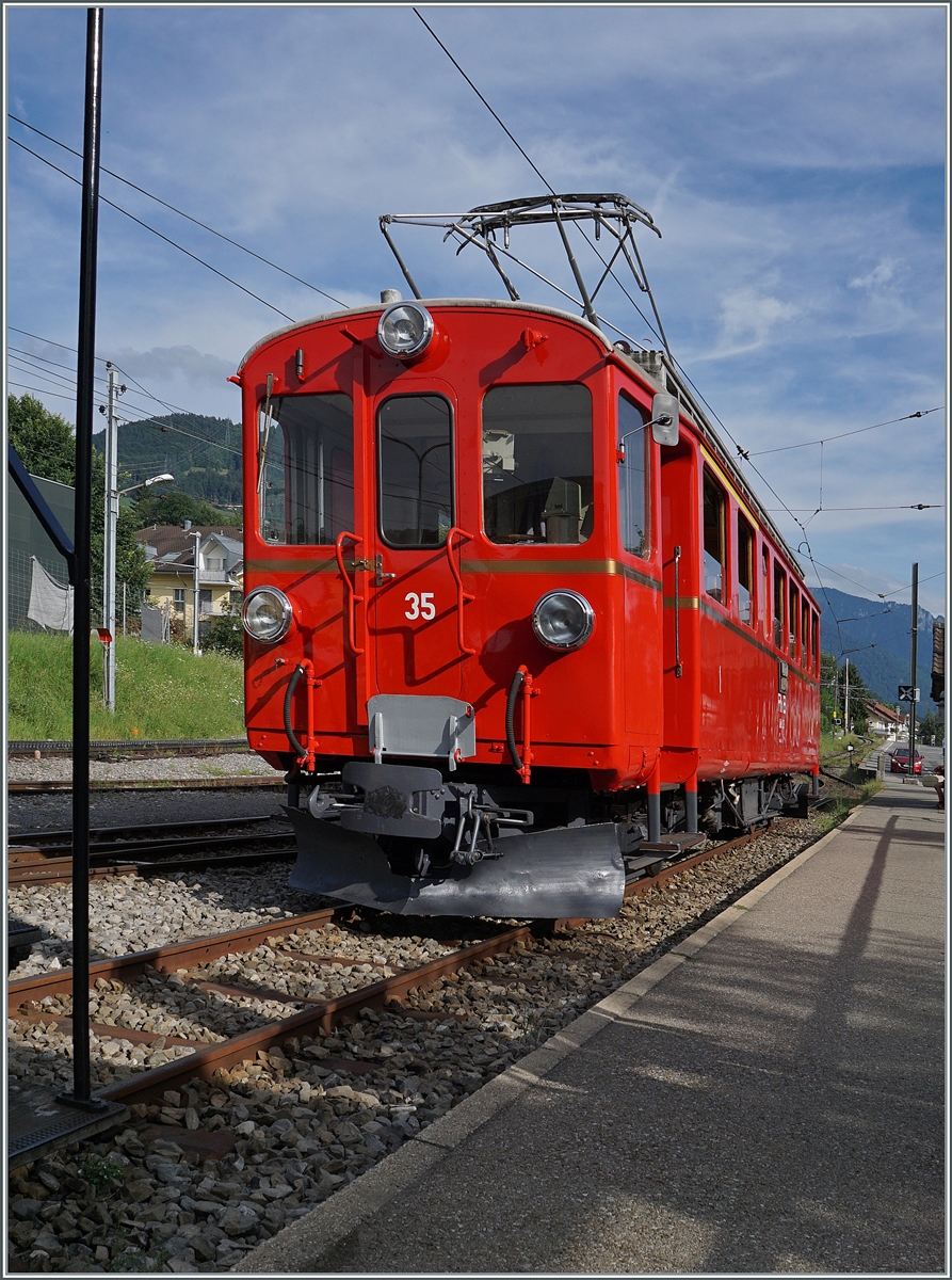 Nach der gelungen optischen Aufarbeitung ist der RhB ABe 4/4 I 35 der Blonay-Chamby Bahn nun auch technisch/mechanisch wieder im bestem Zustand und somit zu meiner Freude wieder zwischen Chamby und Blonay im Einsatz.  
Der ABe 4/4 I 35 hat als letzter Zug von Chaulin nach Blonay sein Ziel erreicht und nimmt nun für die (Leer)-Rückfahrt den in Blonay abgestellten MOB Reisezugwagen mit. 

4. Aug. 2024