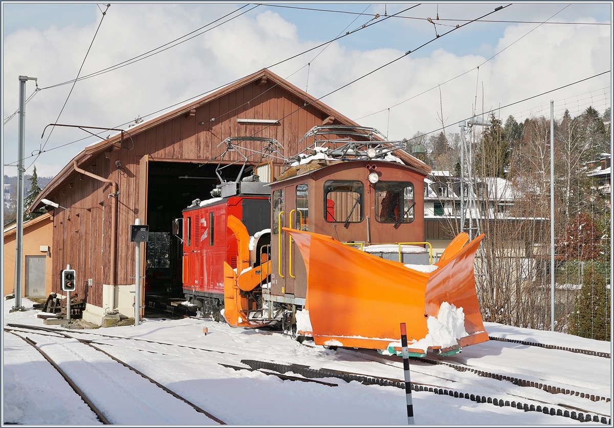 Nach der getanen Arbeit auf der Strecke zum Les Pléiades zieht die CEVC HGe 2/2 die Xrot 91 in Blonay in den Schuppen. (Dort drin steht übrigens noch die zweite HGe 2/2, wie ich kürzlich gesehen habe).
29. Jan. 2019