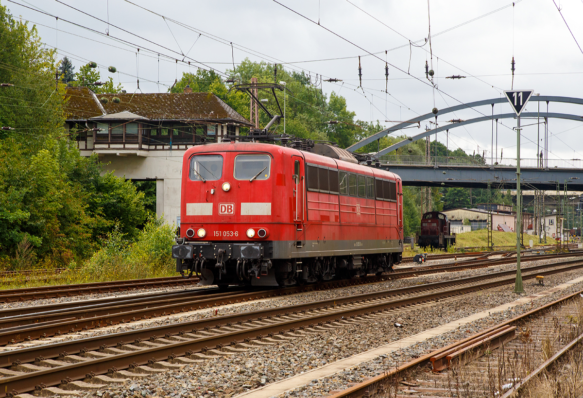 
Nach getaner Nachschiebearbeit fhrt die 151 053-6 (91 80 6151 053-6 D-DB) der DB Cargo Deutschland AG am 19.08.2017 vom Gterbahnhof Kreuztal in den Abstellbereich. 
Die Lok wurde 1974 von Krauss-Maffei in Mnchen unter der Fabriknummer 19672 gebaut.