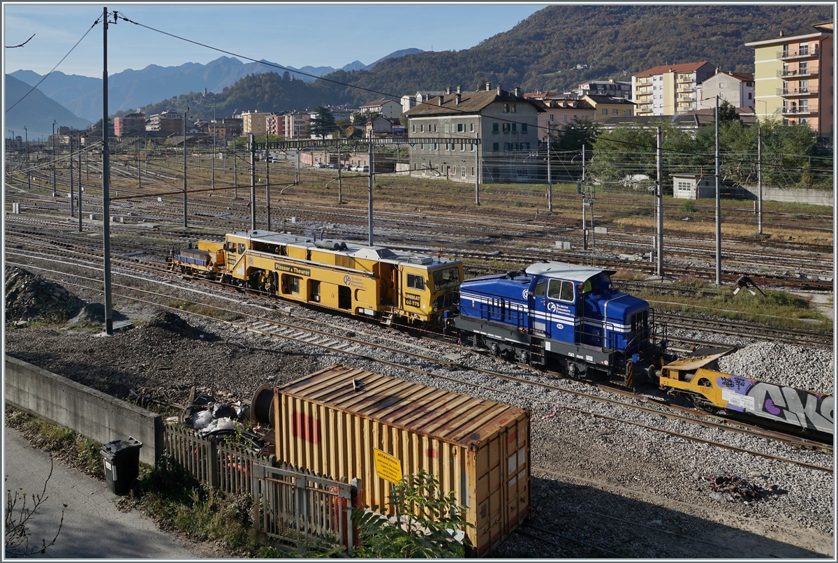 Nach längerem Warten bewegete sich dann doch etwas, auch wenn sich Hoffnung, die schöne blaue Lok  gut  ins Bild zu bekommen, nicht erfüllte.

28. Oktober 2021