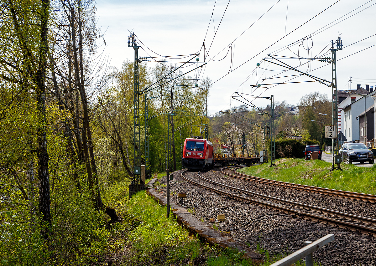 Nach Ostern endlich nochmal ein Güterzug...
Die 187 118 (91 80 6187 118-5 D-DB) der DB Cargo fährt am 21.04.2022 mit einem gemischten Güterzug durch Kirchen (Sieg) in Richtung Siegen. Einen lieben Gruß an die nette Lokführerin zurück.

Die TRAXX F140 AC3 wurde 2017 von Bombardier in Kassel unter der Fabriknummer KAS 35272 gebaut und an die DB Cargo AG geliefert.