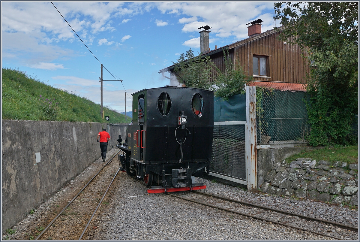 Nachdem de leere Reisezug die leicht ansteigend Strecke hinaufgeschoben wurde, fährt die kleine Dampflok zurück, damit sie im Museumsgelände mit Wasser und Kohle versorgt werden kann. 

23. Sept. 2018