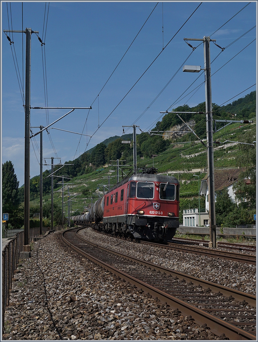 Nachdem ich die Die MRCE 189 090  Göttingen  in Sierre im gegenlicht ausgibig fotografieret. wählte ich für eine weitere Aufnahem die Strecke Twann -Ligerz, da der dortige Einspurabschnitt mir das Risko eines unerwünschnte Gegenzuges ersparte. 
Mit einigen Probeaufnahmen suchte ich mir dann eine geeignte Fotostelle: Hier ist die SBB Re 620 013-3 mit einem Kesselwagenzug bei der Einfahrt in Twann zu sehen. 
31. Juli 2017