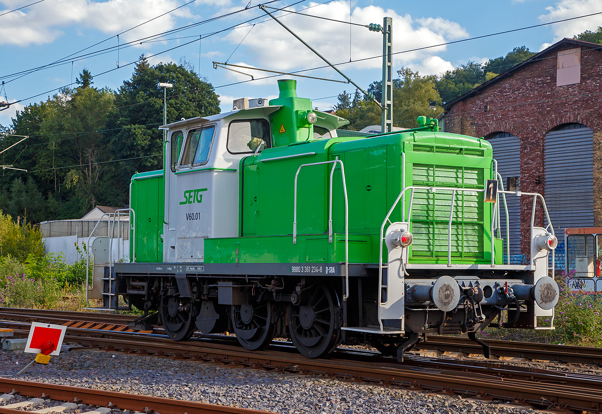 
Nachdem die SETG V60.01 (98 80 3361 234-8 D-SRA), ex DB V 60 1234, am 27.08.2020 mit einem Holzzug im Rbf Betzdorf (Sieg) abgestellt hat, fährt sie nun als Lz in Richtung Siegen.

Die V60 der schweren Bauart wurde 1963 von MaK unter der Fabriknummer 600470 gebaut und als V 60 1234 an die DB geliefert, 1968 erfolgte die Umzeichnung in 261 234-9, eine weitere Umzeichnung (nach Einstufung als Kleinlok) in 361 234-8 erfolgte 1987.

Nach der Ausmusterung 2001 bei der DB ging sie ans DB Museum, welches bis 2007 Eigentümerin war. 2007 ging sie an die ELV - Eisenbahn Logistik Vienenburg als V 60 234 (98 80 3361 234-8 D-ELV), bis sie 2017 an die SETG - Salzburger Eisenbahn Transport Logistik GmbH ging. Registriert ist sie unter D-SRA, das Halterkürzel steht für S-Rail GmbH, welche eine Tochtergesellschaft der SETG ist.