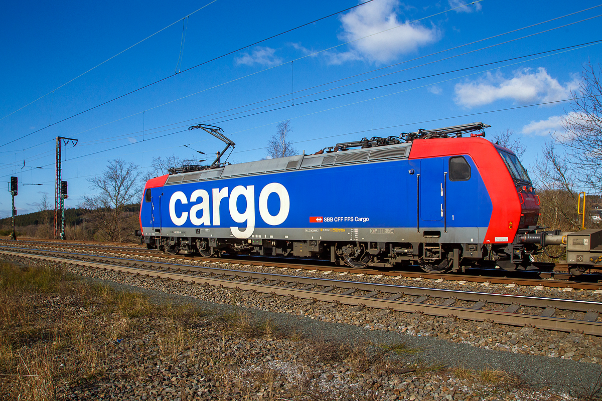 Nachschuss....
Die Re 482 030-4 (91 85 4 482 030-4 CH-SBBC) der SBB Cargo AG fährt am 27.02.2021 mit einem HUPAC-KLV/Container-Zug durch Rudersdorf (Kr. Siegen) in Richtung Norden.

Die TRAXX F140 AC1 wurde 2003 von Bombardier in Kassel unter der Fabriknummer 33605 gebaut und an die SBB Cargo AG geliefert. Sie hat die Zulassungen und Zugbeeinflussungssysteme für die Schweiz und Deutschland. Zurzeit ist sie an die SBB Cargo International AG vermietet.