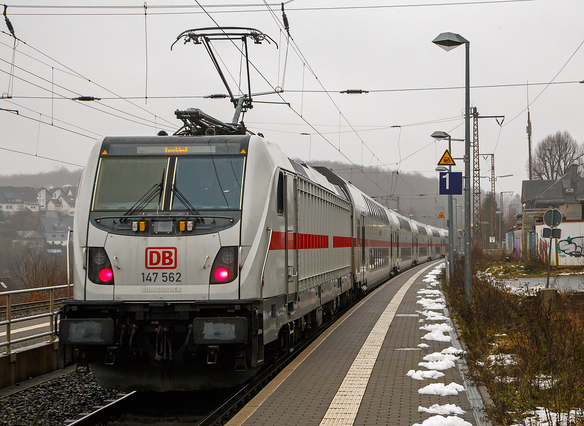 Nachschuss...
Geschoben von der 147 562 (91 80 6147 562-3 D-DB) DB Fernverkehr AG, fhrt am 12.12.2021 der IC 2321 Siegen Hbf – Frankfurt am Main  Hbf, Steuerwagen voraus durch den Bf Rudersdorf (Kr. Siegen) in Richtung Frankfurt am Main.


Die TRAXX P160 AC3 wurde 2018 von Bombardier in Kassel gebaut und an die DB Fernverkehr AG geliefert. Sie hat die Zulassungen fr Deutschland und die Schweiz, daher hat sie auch vier Stromabnehmer.
