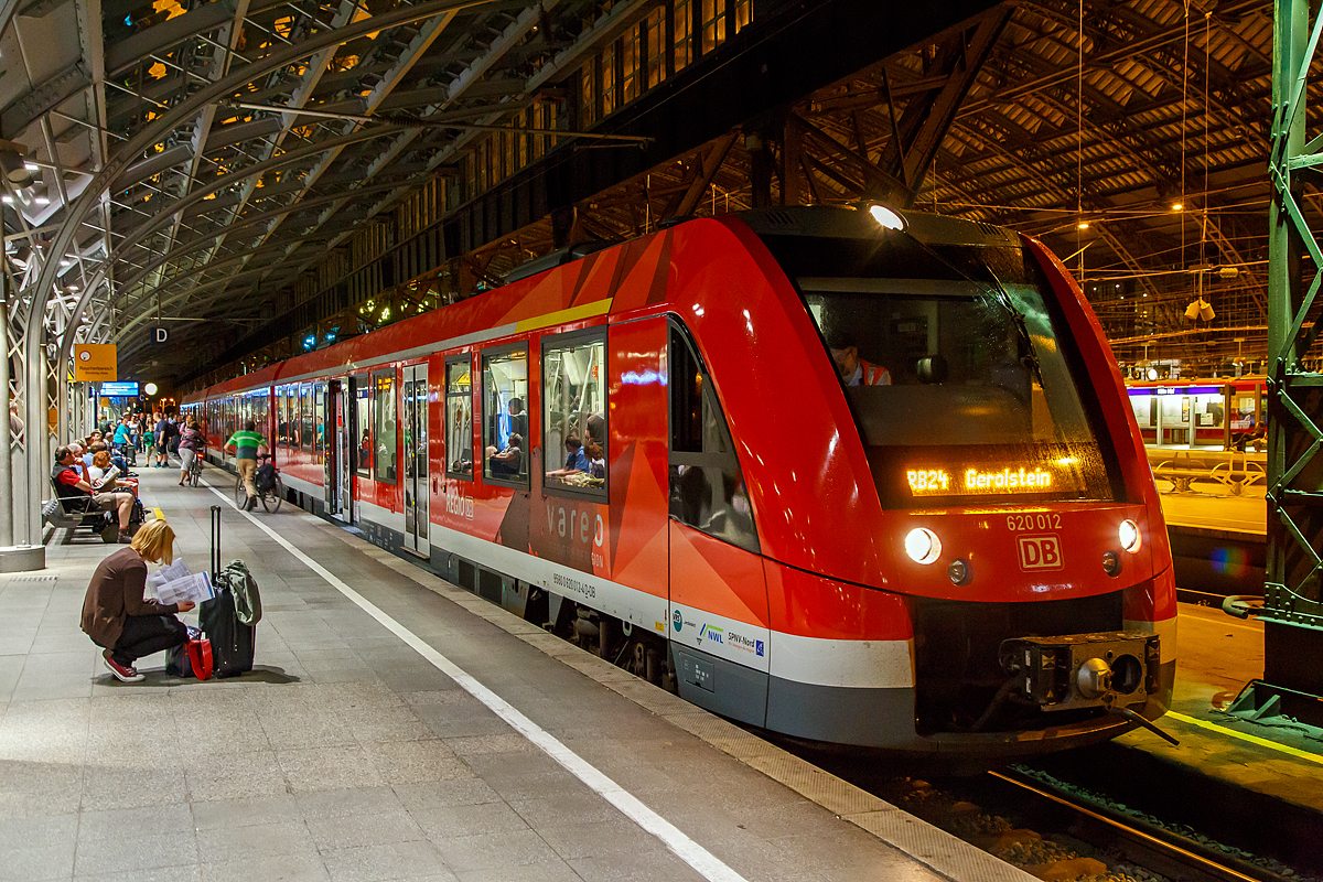 Nachts im Hauptbahnhof Köln am 06.06.2015 um 0:11 Uhr:
Der vareo 620 012 / 621 012 / 620 512, ein dreiteiliger Dieseltriebzug vom Typ ALSTOM Coradia LINT 81 der DB Regio NRW (VAREO), ist als RB 24 „Eifel-Bahn“ Köln Messe/Deutz - Köln Hbf - Euskirchen - Kall – Gerolstein, in den Hauptbahnhof Köln eingefahren.