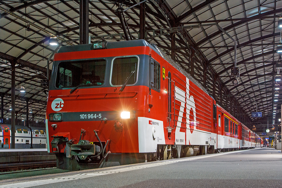 
Nachtschwärmereien - Die zb (Zentralbahn)  HGe 4/4 II - 101 964-5 „Sachseln“  ist am 29.09.2012  (3:49 Uhr) mit einem Zug der zb im Bahnhof Luzern abgestellt. 

Die HGe 4/4 II 101 964-5  „Sachseln“  wurde SLM (Schweizerische Lokomotiv- und Maschinenfabrik) in Winterthur 1990 unter der Fabriknummer 5398 gebaut, der elektrische Teil ist von ABB.
