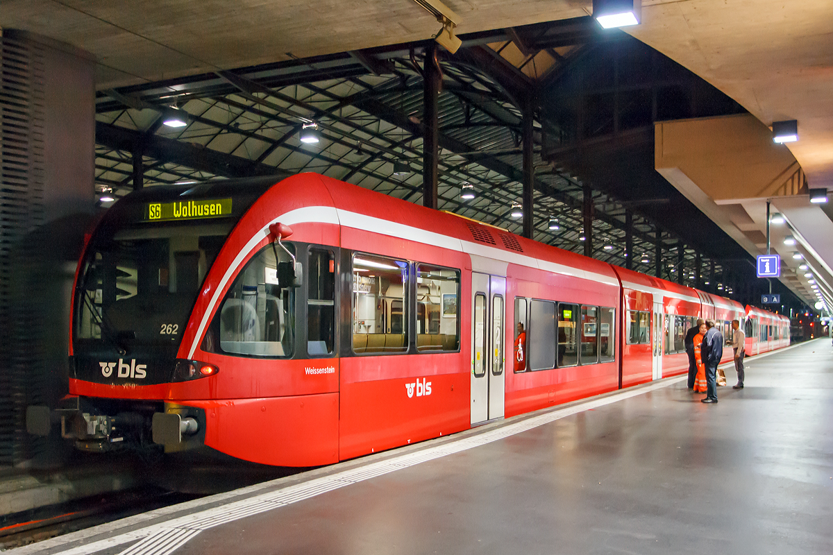 
Nachtschwärmereien -  Zwei gekuppelte elektrische Triebzüge vom Typ Stadler GTW 2/8 - RABe 526 262 und RABe 526 285 (NVR-Nummern 94 85 7526 262 - 1 CH - BLS und 94 85 7526  285 - 2 CH - BLS) der BLS AG, ex Regionalverkehr Mittelland - RM (seit 2013 nun SBB) stehen am 29.09.2012 im Bahnhof Luzern, als S6 nach Wolhusen, bereit.

Der GTW für die RM (ab 2006 zur BLS und ab 2013 zur SBB) ist die erste elektrische Version der 3. Generation mit erhöhter Antriebsleistung und Einzelachsansteuerung. Durch die Anwendung modernster Antriebstechnik ermöglicht es einen Einsatz im strengen S-Bahn Bern Verkehr, sowie auf der Steilstrecke Solothurn – Moutier.

Von diesen elektrischen Triebzügen wurden 6 Stück als GTW 2/6 (wie u.a. der RABe 526 262) und 7 Stück als GTW 2/8 von Stadler in den Jahren 2003 und 2004 für den Regionalverkehr Mittelland (RM) gebaut und geliefert. Die 6 GTW 2/6 wurden 2009/2010 zu GTW 2/8 umgebaut (verlängert um eine Einheit).

Technische Merkmale
• Breite Einstiegtüren mit großzügigen Einstiegsplattformen
• Schiebetritt für Bahnsteige tiefer als 550 mm
• Mehrzweckraum mit attraktiven Stehplätzen
• Behindertenfreundliche geschlossene WC-Anlage
• Wagenkasten aus Aluminiumstrangpressprofilen
• GFK-Front mit automatischer Kupplung
• Ergonomisch gestalteter Führerstand
• Traktionsmittelteil mit 1.000 mm Durchgangsbreite für Fahrgäste
• Luftgefederte Drehgestelle
• Elektrische Ausrüstung mit modernster IGBT-Technologie
• Vollabgefederter Antrieb mit fremdbelüfteten Drehstrom-
Asynchronmotoren
• Vielfachsteuerung bis 4 Fahrzeuge möglich

Technische Daten:
Anzahl der Fahrzeuge: 13
Bezeichnung:  RABe 526 260 - 265 und 280 - 286
Spurweite: 1.435 mm
Achsanordnung: 2’ Bo 2’ 2’
Länge über Kupplung: 53.537 mm
Fahrzeugbreite:  3.000 mm
Fahrzeughöhe:  3.850 mm
Einstiegbreite: 1.350 mm
Sitzplätze: 1. Kl. 15 (2/2 Sitzanordnung) / 2. Kl. 148 (2/3 Sitzanordnung)
Dienstgewicht:  84 t
Drehgestellachsstand: 2.100 mm (Trieb- und Laufdrehgestell)
Triebraddurchmesser (neu):  860 mm 
Laufraddurchmesser (neu): 750 mm
Dauerleistung am Rad: 700 kW 
Max Leistung am Rad: 1.100 kW
Anfahrzugskraft: 80 kN
Max. Beschleunigung: 0.74 m/s2
Höchstgeschwindigkeit: 140 km/h
Stromsystem:  15 kV, 16,7 Hz AC
