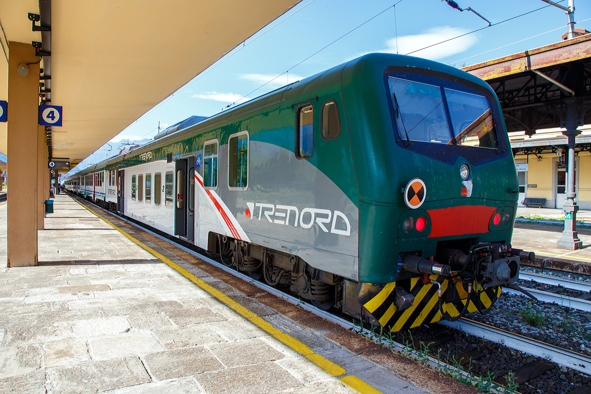 Nahverkehrs- 2.Klasse Steuerwagen mit Gepäckabteil der Trenord (Tn) 50 83 82-39 627-5 I-TN der Gattung npBDH am 04.08.2019 im Bahnhof Domodossola.

TECHNISCHE DATEN:
Spurweite: 1.435 mm (Normalspur)
Länge über Puffer: 26 400 mm
Drehzapfenabstand: 19.000 mm
Leergewicht: 43 t
Sitzplätze: 61
Nutzlast: 4 t
Höchstgeschwindigkeit: 140 km/h
Bremsenbauart: Freno WU-R 63t (D)
