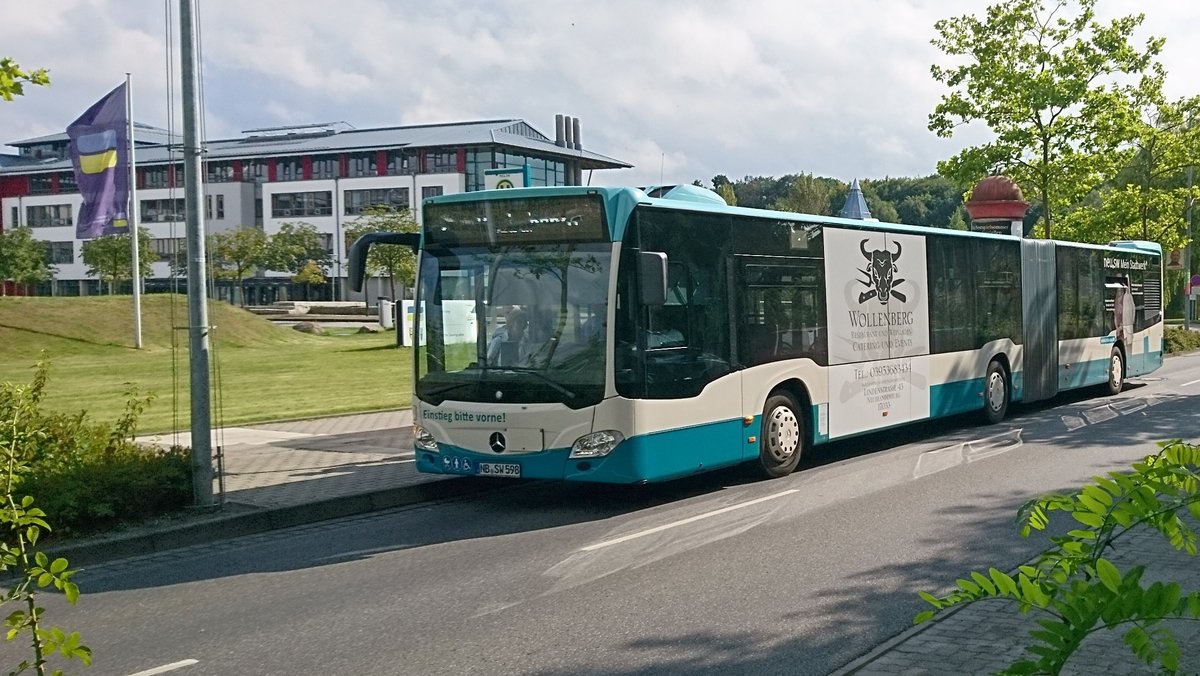 ....NB SW 596 der Stadtwerke Neubrandenburg einer der zwei neuen Citaro mit einigen Vernderungen an den Bussen und mittlerweile auch schon mit Werbung fr ein Restaurant der Stadt Neubrandenburg hier auf der Linie 2 im September 2017 