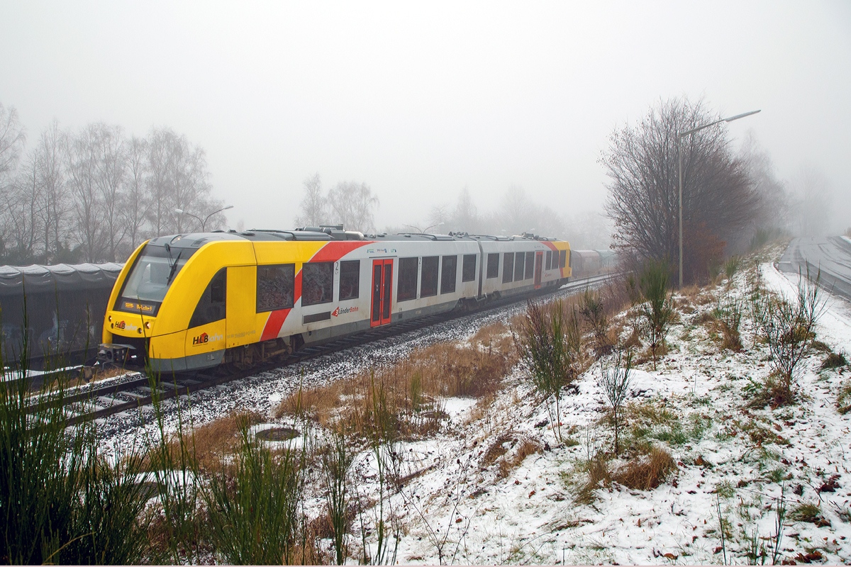 
Nebel im Hellertal....
Der VT 502 (95 80 1648 102-9 D-HEB / 95 80 1648 602-8 D-HEB) ein Alstom Coradia LINT 41 der neuen Generation / neue Kopfform der HLB (Hessische Landesbahn GmbH) fährt am 08.01.2017, als RB 96  Hellertalbahn  (Dillenburg - Haiger - Neunkirchen - Herdorf - Betzdorf), Umlauf 61768,  und erreicht bald den Bahnhof Herdorf.