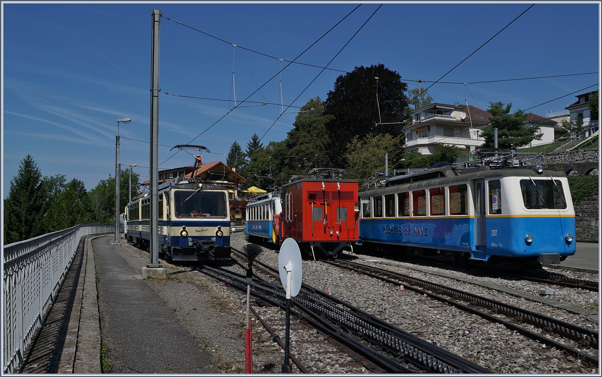 Neben dem ausfahrenden Bhe 4/8 301 (und 305) zeigt sich noch allerlei in Glion: Zwwi Bhe 2/4 sowie die Xrot 4. 
2. Aug. 2017