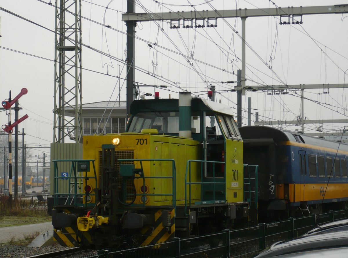 Nedtrain Rangierlok 701 mit ICR Reisezugwagen. Watergraafsmeer, Amsterdam 16-12-2015.

Nedtrain rangeerloc 701 met ICR rijtuigen. Watergraafsmeer, Amsterdam 16-12-2015.